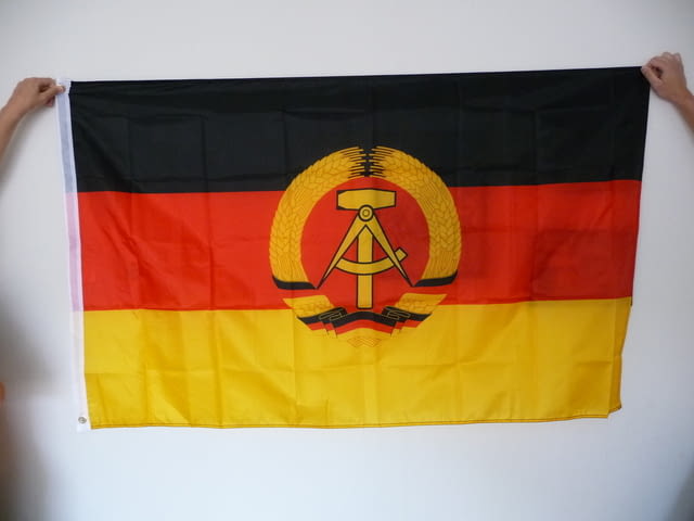 Ново Знаме на Източна Германия ГДР Трабант Берлинската стена, град Радомир - снимка 1