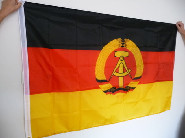Ново Знаме на Източна Германия ГДР Трабант Берлинската стена, град Радомир - снимка 2