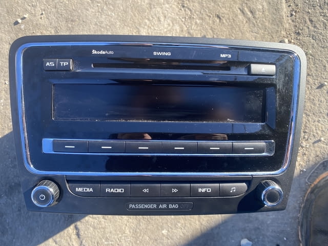 Радио CD плеър 3T0035161B за Skoda SuperB II 2008-2015г. в автоморга Delev Motors, между с. Каменар