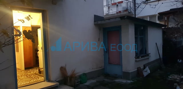 Къща с гараж и двор в Хасково - Младежки хълм 2-етажна, Тухла, 155 м2 - град Хасково | Къщи / Вили - снимка 2