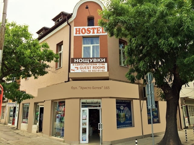 Нощувки срещу Централна ЖП гара и Автогара - София Internet, Cable TV, Furnished, Balcony, TV, In the Center, Near by Bus Station, Near by Shop, Near by Metro Station, Near by Park, Near by School, Near by Food Store - city of Sofia | Lodging - снимка 1