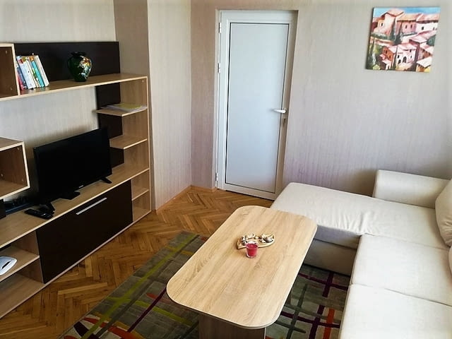 Тристаен нощувки - Център Internet, Cable TV, Furnished, Balcony, TV, In the Center, Near by Bus Station, Near by Shop, Near by Food Store - city of Varna | Lodging - снимка 4