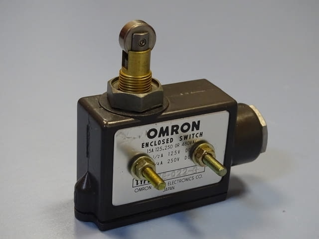 Изключвател Omron ZE-Q22-G Enclosed Switch Roller Plunger 15A - снимка 1