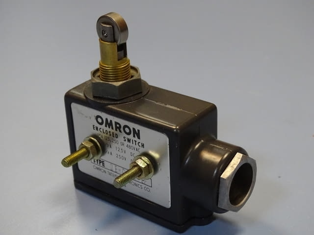 Изключвател Omron ZE-Q22-G Enclosed Switch Roller Plunger 15A - снимка 2