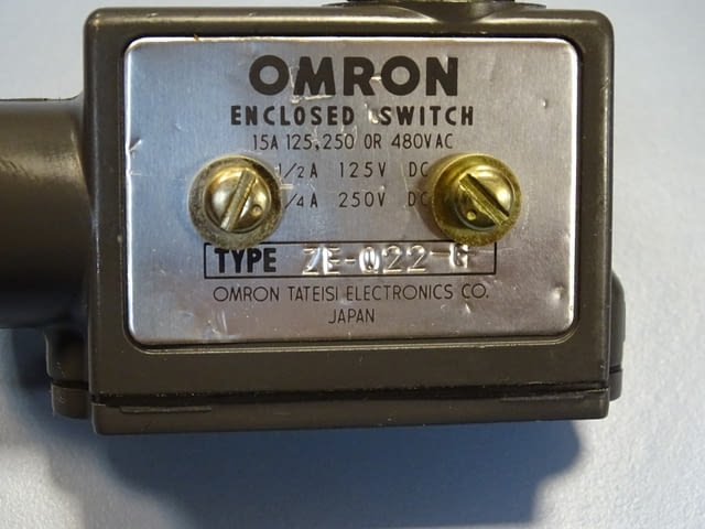 Изключвател Omron ZE-Q22-G Enclosed Switch Roller Plunger 15A - снимка 4