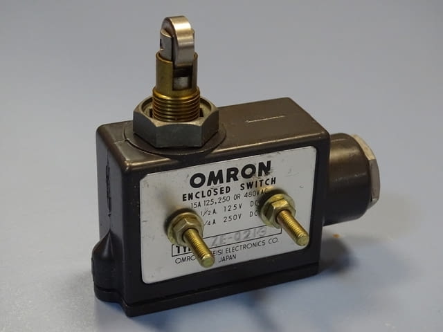 Изключвател Omron ZE-Q21-G Enclosed Switch Roller Plunger 15A - снимка 1