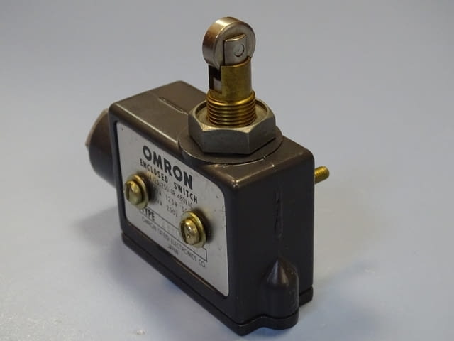 Изключвател Omron ZE-Q21-G Enclosed Switch Roller Plunger 15A - снимка 3