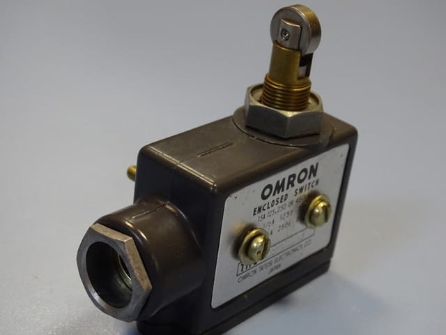 Изключвател Omron ZE-Q21-G Enclosed Switch Roller Plunger 15A - снимка 5