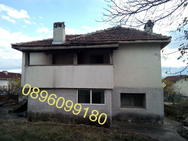 Продава се къща на 2 етажа в село Горна василица на 1 час от София - снимка 2