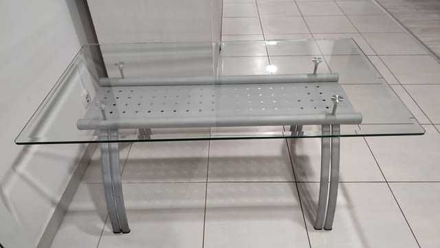 Продавам маса със стъклен плот Стъкло, Модерен, Фиксирана - град София | Маси - снимка 1