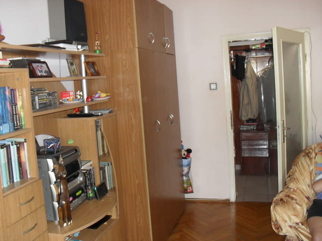 Собственик продава тристаен апартамент в началото на квартал „Възраждане“, град Русе, блок „Първа пр - снимка 2
