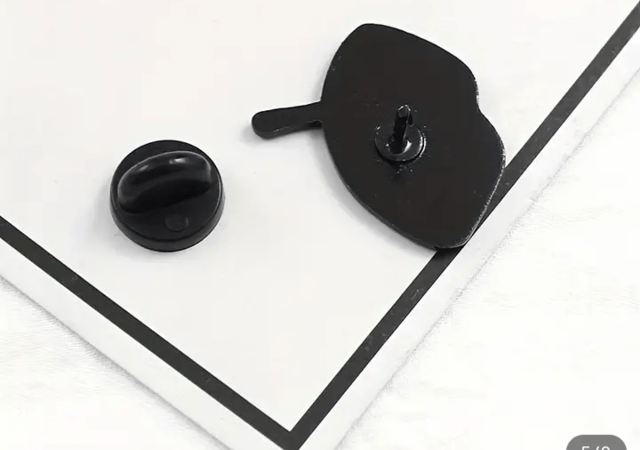 Пънк-брошка Устни - град Монтана | Колиета / Синджири / Медальони - снимка 3