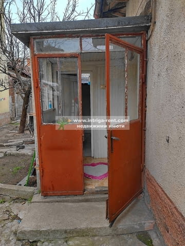 3781. Едноетажна къща с двор за продажба в квартал Воеводски, Хасково. - снимка 1
