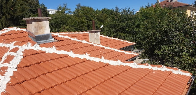 Битумна хидроизолация на покриви , претърсване на покрива, капаци , керемиди, подмяна на улуци и тн - снимка 1