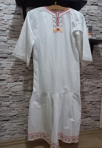 Памучна риза с ръчно изработени шевици плюс бяла кърпа за глава с венче - снимка 3