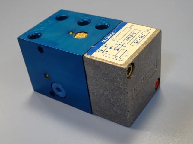 Пневматичен контролен блок Festo ZSB 1/8(576656) control block for two - снимка 5