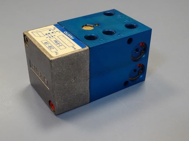 Пневматичен контролен блок Festo ZSB 1/8(576656) control block for two - снимка 6