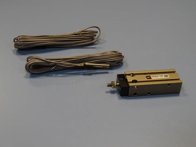 Пневматичен цилиндър SMC CDUK10-20D + 2 сензора SMC D-97 indicator - снимка 1