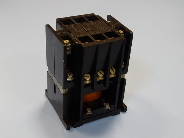 Контактор KB2 ЕАЗ Пловдив 32A, 220V AC, град Пловдив | Промишлено Оборудване - снимка 1