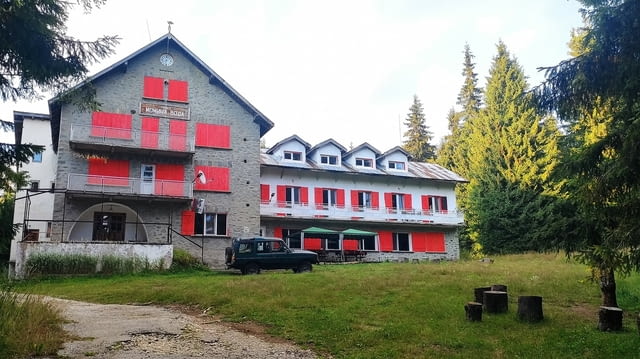 Почивка в Хижа Момина Вода - Красиви Родопи, село Момчиловци | Почивка на Планина - снимка 1
