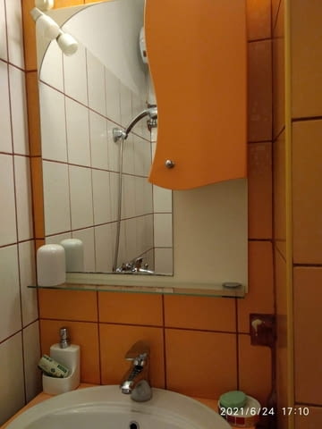Давам под наем едностаен тип боксониера , състояща се от просторна дневна и отделен бокс баня тоалетн - снимка 5
