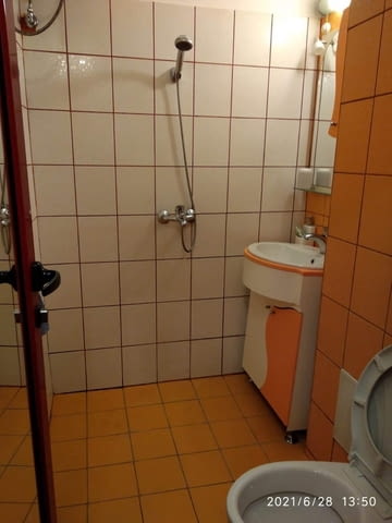 Давам под наем едностаен тип боксониера , състояща се от просторна дневна и отделен бокс баня тоалетн - снимка 1