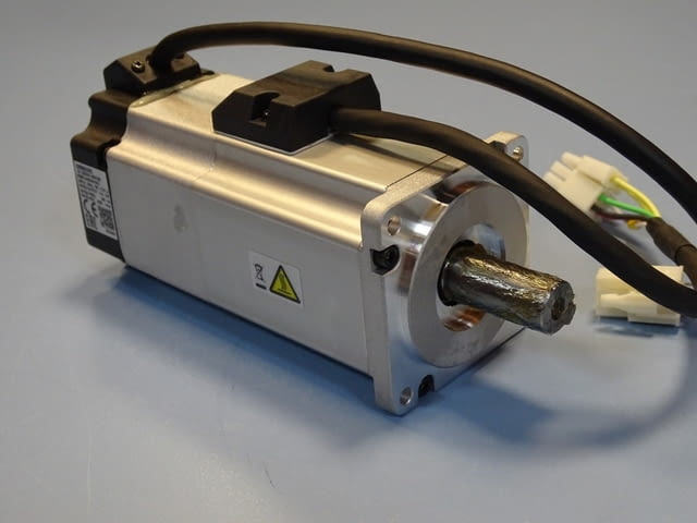 Серво мотор Omron R88M-G40030H-BS2 AC servo motor 1.3Nm 106V, град Пловдив - снимка 5