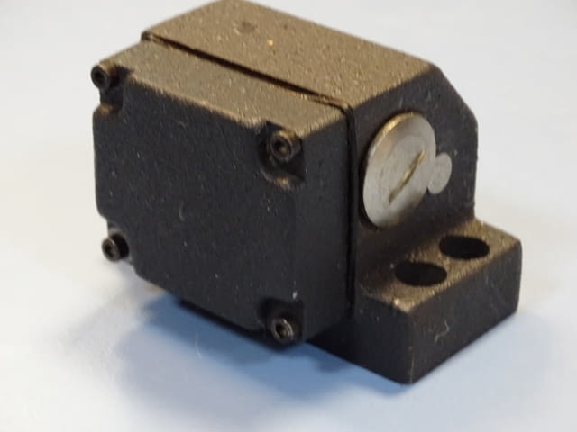 Индуктивен сензор EUCHNER GLBF 04X08 785 Inductive limit switch - снимка 3