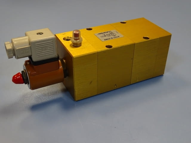 Пневматичен разпределител Lucifer 341L21A15 pneumatic solenoid valve 24VDC - снимка 1