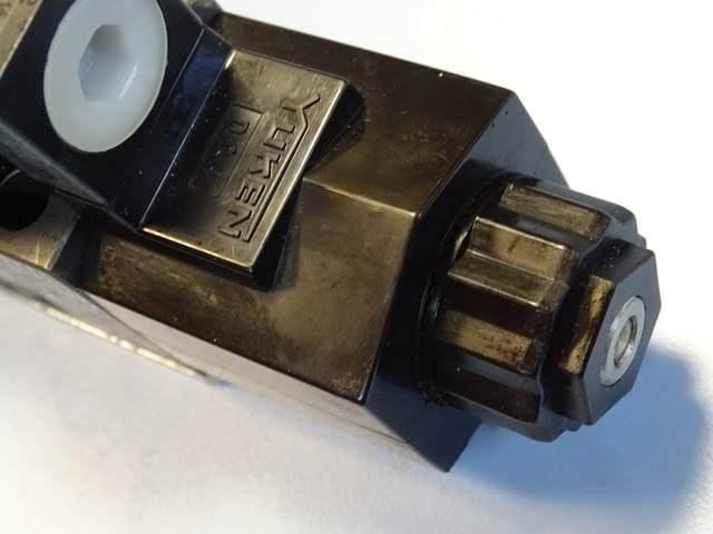 Хидравличен разпределител YUKEN DSG-01-3C4-D24-50 directional valve 24VDC - снимка 4