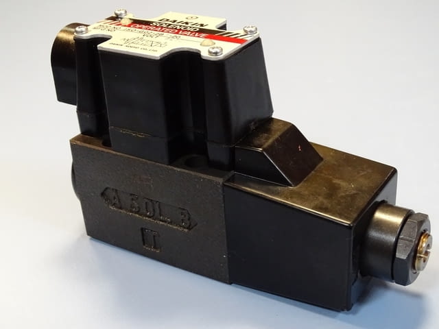 Хидравличен разпределител DAIKIN JSO-G02-2BA-20-N solenoid operated valve 100V - снимка 3