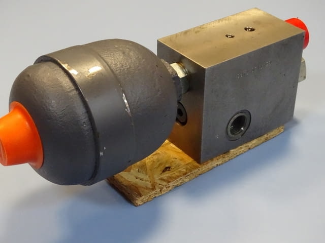 Хидроакумулатор HYDAC 0.370 L с хидравличен блок, град Пловдив | Промишлено Оборудване - снимка 3