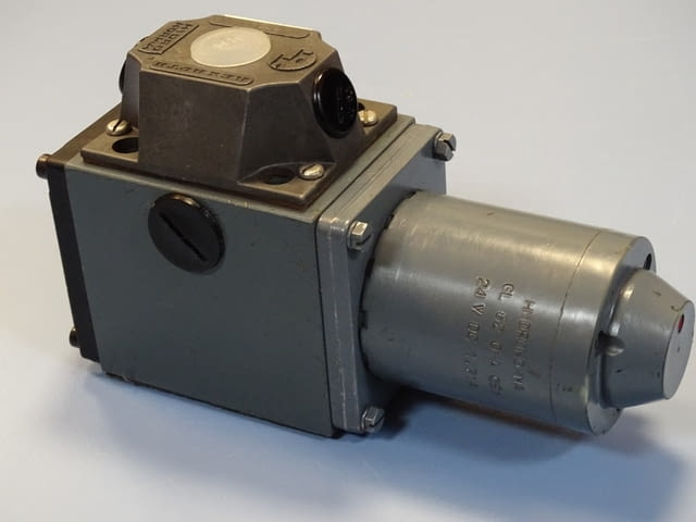 Хидравличен разпределител Rexroth 4 WE 10 D10/LG24ND directional control valve 24VDC - снимка 2