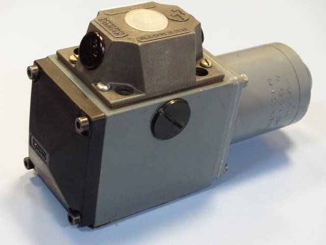 Хидравличен разпределител Rexroth 4 WE 10 D10/LG24ND directional control valve 24VDC - снимка 3