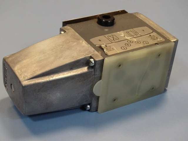 Хидравличен разпределител Sperry Vickers DG4S4-012A-52-JA-LA directional valve 100V - снимка 7