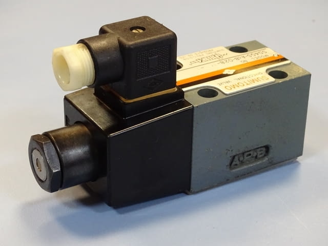 Хидравличен разпределител SUMITOMO SD4GS-AcB-02B-100-11 directional valve 100V - снимка 4