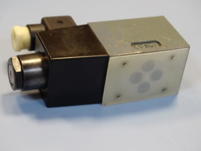 Хидравличен разпределител SUMITOMO SD4GS-AcB-02B-100-11 directional valve 100V - снимка 6