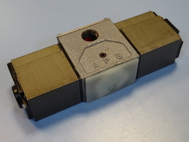 Хидравличен разпределител TOYOOKI HD3-42SGS-BcA-025-RF solenoid directional control valve 100/110V - снимка 5