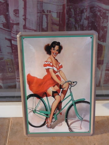 Метална табела жена на колело еротика велосипед ретро хубава извито кормило висок ток - снимка 1