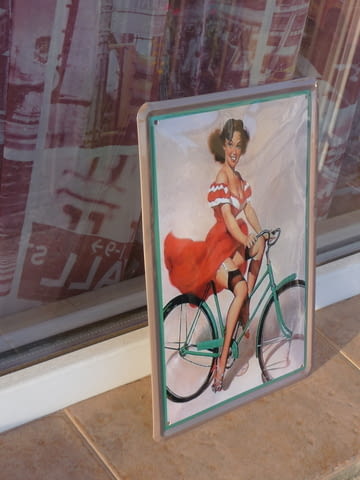 Метална табела жена на колело еротика велосипед ретро хубава извито кормило висок ток - снимка 2