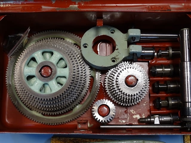 Комплект лира (зъбни колела и валове Ф28 М2) за универсален делителен апарат УДГ-250 - снимка 1