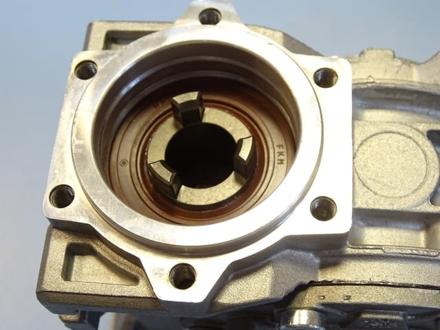 Червячен редуктор VARVEL FRT-G40 reducer worm gear box 1:15, city of Plovdiv - снимка 9