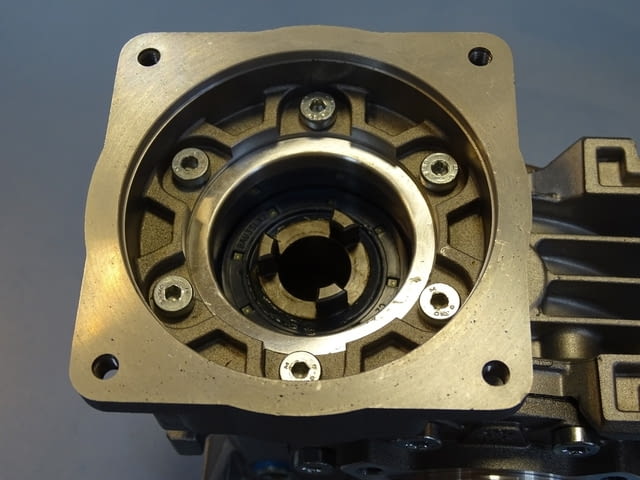 Червячен редуктор VARVEL FRT-G40 B3 reducer worm gear box 1:5 - снимка 7