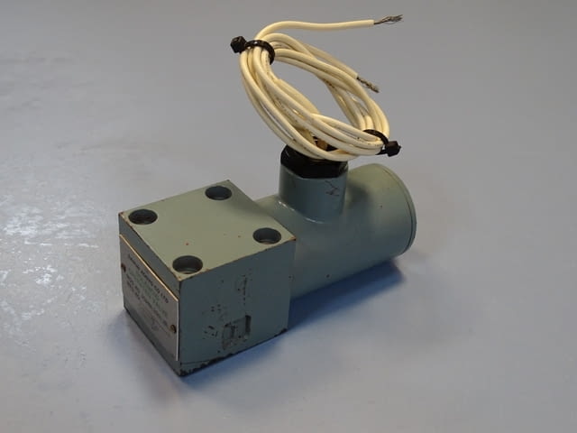 Хидравличен разпределител Daikin DSOM4-2G01-2B- solenoid valve 100V - снимка 1