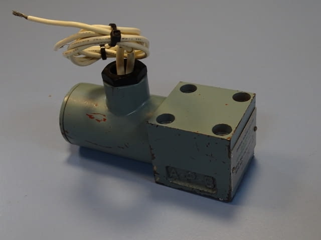 Хидравличен разпределител Daikin DSOM4-2G01-2B- solenoid valve 100V - снимка 2