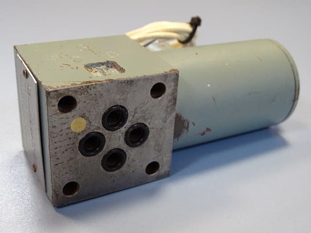 Хидравличен разпределител Daikin DSOM4-2G01-2B- solenoid valve 100V - снимка 4