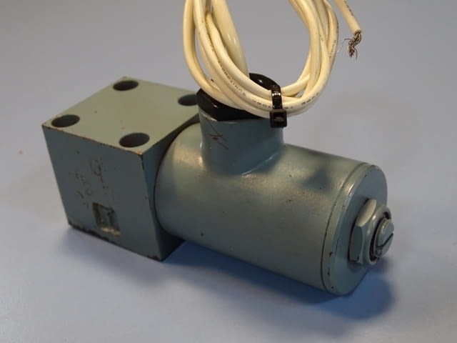 Хидравличен разпределител Daikin DSOM4-2G01-2B- solenoid valve 100V - снимка 5