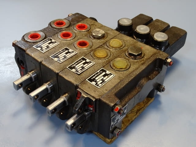 Хидравличен разпределител за мотокар "Хидравлика" 346КК1-1 4-секции - снимка 1