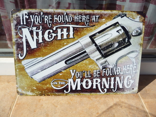 Метална табела надпис Ако се намираш тук вечерта и сутринта също си тук пистолет - снимка 1