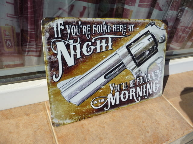 Метална табела надпис Ако се намираш тук вечерта и сутринта също си тук пистолет - снимка 2